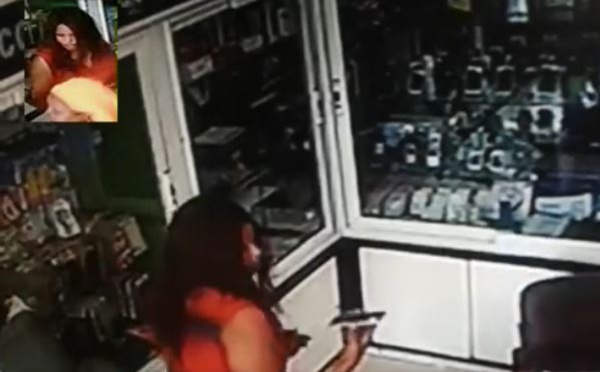 Arrêt sur image! Regardez comment cette femme chipe deux téléphones portables...Elle est activement recherchée!