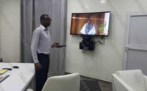 En exclusivité dans son bureau, Youssou Ndour visionne le clip Serigne Fallou disponible ce mardi 10 mai 2016