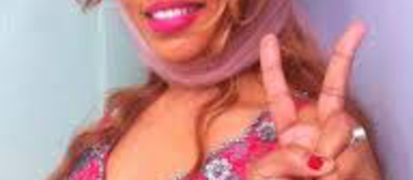  Arrêt sur image... Viviane Chudid défile les seins presque... nues