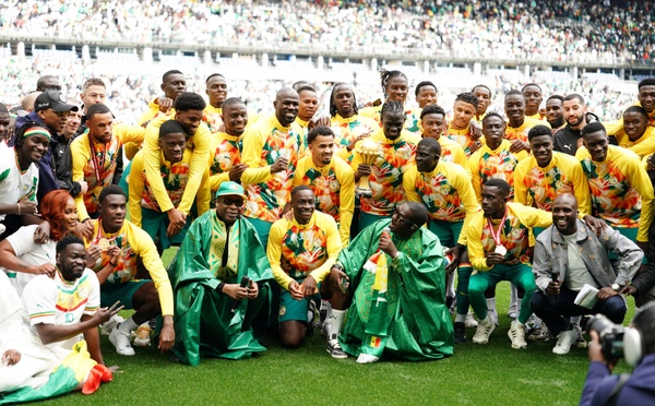 LE TROPHÉE DE LA CAN 2025 A BIEN ÉTÉ PRÉSENTÉ: LES IMAGES DES CÉLÉBRATIONS DES JOUEURS DU SÉNÉGAL AU STADE DE FRANCE