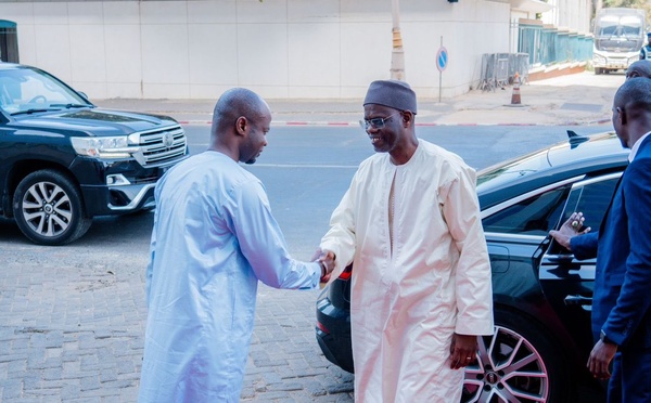 Passation de service entre le Premier ministre sortant, Ousmane SONKO et Ahmadou Al Aminou LÔ, Premier ministre entrant.