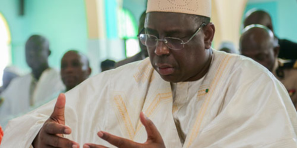 Incroyable, mais vrai!               Le Président Macky Sall marche du Palais à la grande mosquée pour la prière du Vendredi (VIDEO EXCLUSIVE DAKARPOSTE)