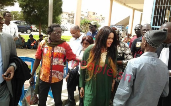 LES IMAGES DE LA RAPPEUSE DÉESSE MAJOR À SA SORTIE DU PALAIS DE JUSTICE DE DAKAR