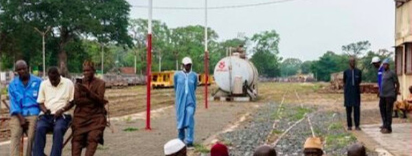 Climat de tension à thiès : les ex-agents des chemins de fer bloquent le réseau ferroviaire, réclamant la liquidation de leurs droits à la retraite