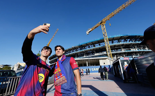 Le Barça enflamme le Camp Nou et rejoint le Real au sommet