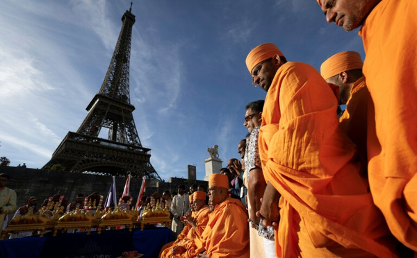 La tour Eiffel rouvre après une grève provoquée par l’exclusion de salariées lors d’une visite hindoue