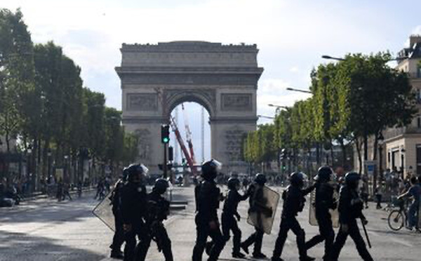 Des policiers déployés sur la place de la République à Paris