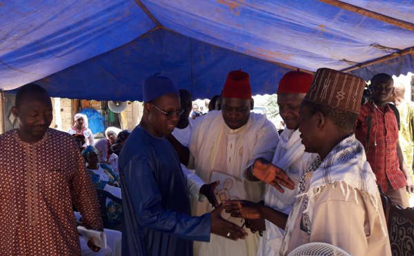 Le responsable "Apériste" Abdou Karim Sall offre un climatiseur à l'imam de la grande mosquée de MBAO