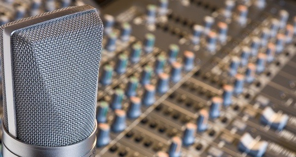 Un célèbre animateur radio surprise en flagrant délit d’adultère avec la femme d’un Iman …Ecoutez