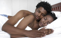 Câliner leur partenaire permettrait aux hommes de mieux dormir