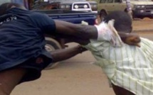 Bagarre : le taximan assène des coups de clé à roue à son camarade