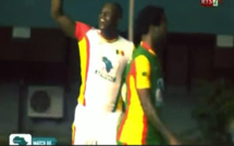 Khalilou Fadiga marque pour la génération de 2002 et réduit le score Khalilou Fadiga marque pour la génération de 2002 et réduit le score