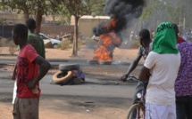 Au petit matin,des  partisans de Bamba Fall brûlent des pneus sur l'avenue Blaise Diagne