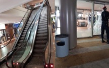 Avec sa voiture, une dame défonce la vitre du Sea Plaza pour faire irruption dans le hall Avec sa voiture, une dame défonce la vitre du Sea Plaza pour faire irruption dans le hall
