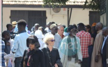Photos: la levée du corps de Issa Samb alias Joe Ouakam L’hôpital Principal a accueilli ce matin une immense foule composée de la délégation présidentielle dirigée par le S.E.M Macky Sall pour accompagner le défunt, sculpteur, peintre, acteur