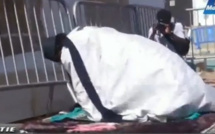 Emouvante : Serigne Moustapha Sy au Mausolée de son père AL MAKHTOUM avec sa soeur…REGARDEZ Emouvante : Serigne Moustapha Sy au Mausolée de son père AL MAKHTOUM avec sa soeur…REGARDEZ