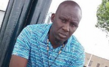 Assane Diouf portait un jean noir et un t-shirt bleu à son arrivée à l’aéroport de Dakar