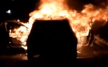 (VIDEO) : Une voiture prend feu sur l’autoroute à Péage