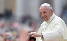 La papamobile freine brutalement: François légèrement blessé
