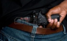 Devant des policiers, le patron de la blanchisserie Vit-Net brandit un pistolet et tire…