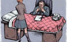 Promotion canapé : ce que propose le directeur du ministère du commerce aux jeunes filles.