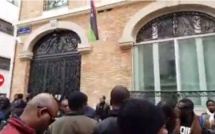 VIDEO: En Direct, devant l'ambassade de la Libye en France