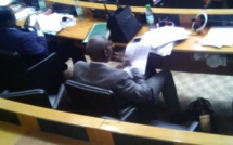 Désintéressement: quand un député corrige les copies de ses étudiants au sein de l'assemblée