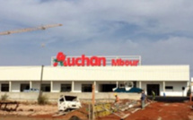 Acte de vandalisme au magasin Auchan de Mbour : Le panneau lumineux « Auchan Mbour » brûlé.