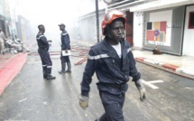 Les Sapeurs éteignent un incendie avec des sceaux d’eau