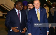 Vidéo: Un garde du corps du président Erdogan bloque et isole Macky Sall pour …