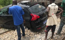 (VIDEO) Accident spectaculaire à Thiès : Un train traîne une voiture sur plus de 300 m