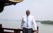 (4 photos) : En Chine, Macky enlève sa veste et profite de la belle vue de West Lake à Hangzhou