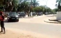 Macky stoppe son cortège de 45 voitures pour...