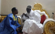 Arrête sur image ! Me Madické Niang en conciliabule avec le khalif général des mourides, Serigne Mountakha Mbacké