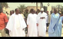 Vidéo insolite : Accroché à Touba par un homme, le PR Macky Sall le remet à sa place. Regardez
