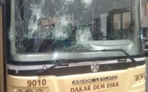 Les marchands ambulants en colère, deux bus de Dakar Dém Dikk saccagés