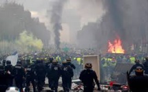  À Paris, la manifestation des gilets jaunes sur les Champs-Élysées dégénère dans la violence