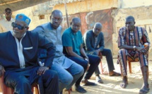 Ablaye Sow prend une pause-thé avec les jeunes de Thiès après la Ziarra annuelle de Thierno Mountaqa Daha Tall à Louga