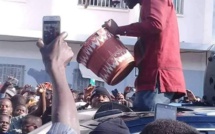 Les pieds de nez du candidat Ousmane Sonko avec un seau sans eau Les pieds de nez du candidat Ousmane Sonko avec un seau sans eau