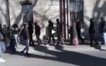 VIDÉO- Incroyable chaîne humaine dans un centre de vote à Paris