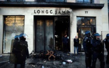 « Gilets jaunes » : l’IGPN saisie à la suite d’une vidéo montrant un policier prenant des vêtements