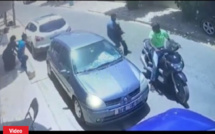 L'un des agresseurs en scooter arrache le sac d'une dame en plein jour