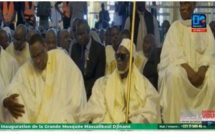 Mazalikoul Djinane : Main dans la main Abdoulaye Wade quitte la mosquée à bord du véhicule de Macky Sall.