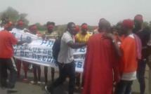 Coup de gueule- Las d'attendre le bitumage  de la route menant vers Halwar, la population de l’île à Morphil bloque l’entrée de Podor