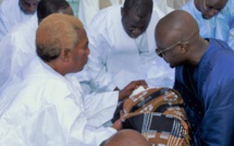 Serigne Abdou Karim Mbacké baptise bébé Khadim Bâ, le fils du frère du célèbre patron de Locafrique Serigne Abdou Karim Mbacké baptise bébé Khadim Bâ, le fils du frère du célèbre patron de Locafrique