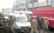 En Inde, l'incendie d'une usine fait au moins 43 morts à New Delhi En Inde, l'incendie d'une usine fait au moins 43 morts à New Delhi