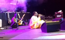 You innove en Gambie - L'auteur de "Nay" se met à... même le sol pour communier avec Serekunda ! You innove en Gambie - L'auteur de "Nay" se met à... même le sol pour communier avec Serekunda !