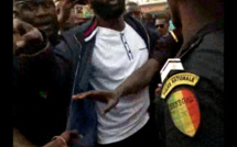 Distribution de flyers contre la hausse du prix de l’électricité : Kilifeu et Ousmane Wade de Nio Lank arrêtés au rond-point Sahm puis relâchés Distribution de flyers contre la hausse du prix de l’électricité : Kilifeu et Ousmane Wade de Nio Lank arrêtés au rond-point Sahm puis relâchés