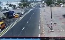 Accident : Voici la voiture de la Gendarmerie qui a foncé sur les taxis dans l’embouteillage (VIDÉO)