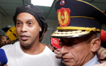L'ex-footballeur Ronaldinho en détention provisoire au Paraguay pour usage de faux passeport